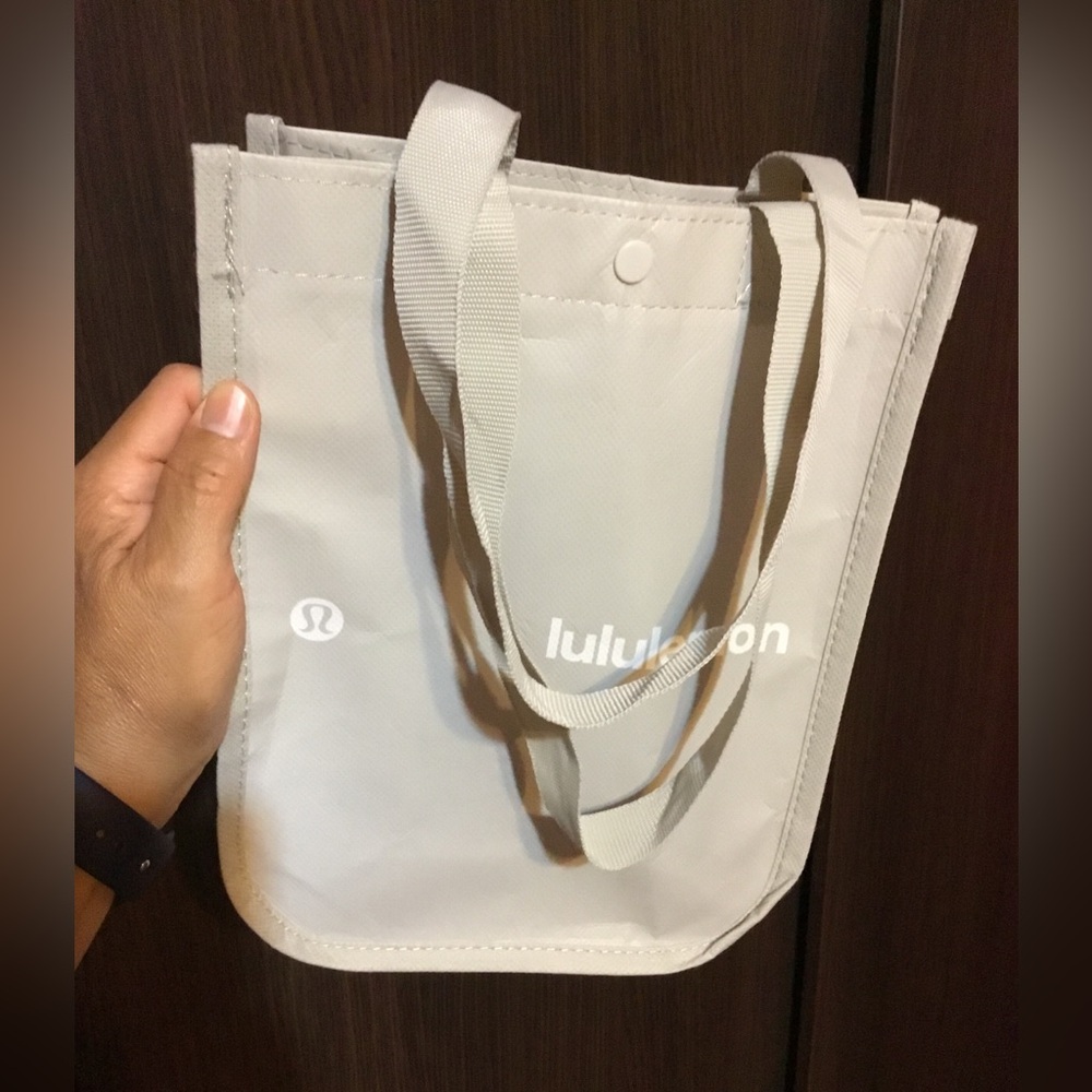 LULULEMON ATHLETICA HAND BAG EXCLUSIVE OF TRIM COLOR; LIGHT GREY